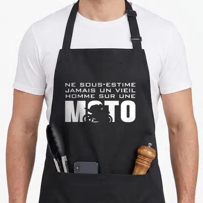 Tablier de cuisine noir avec l'inscription Ne sous-estime jamais un vieil homme sur une Moto et une silhouette de cyclomoteur dans la lettre O.