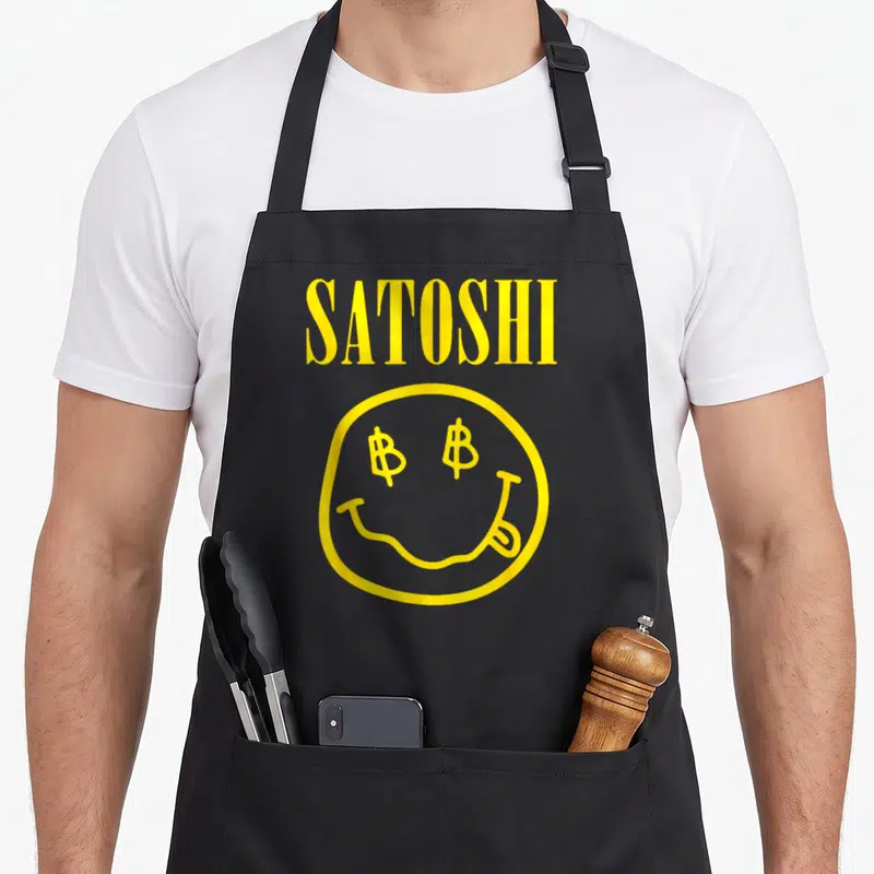 Tablier de cuisine noir avec linscription SATOSHI et un visage souriant jaune aux yeux en symbole Bitcoin.