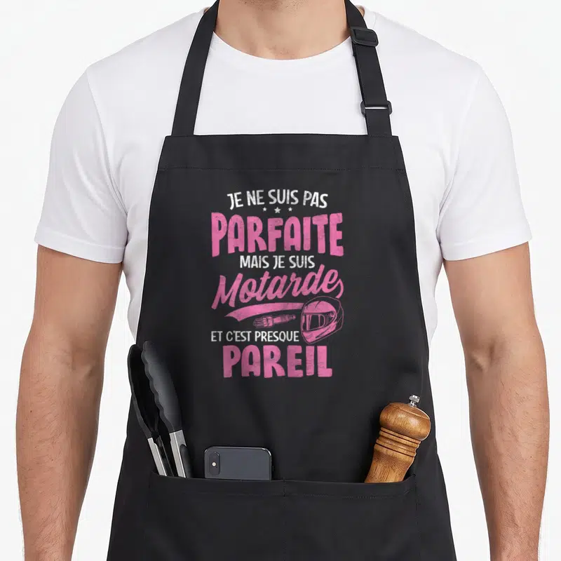 Tablier de cuisine noir avec inscription rose et blanche Je ne suis pas parfaite mais je suis motarde et c'est presque pareil.