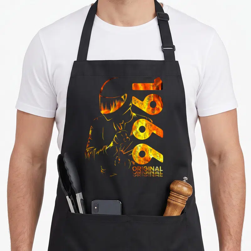Tablier de cuisine noir avec illustration orange et jaune d'un motard et du chiffre 1966 original.