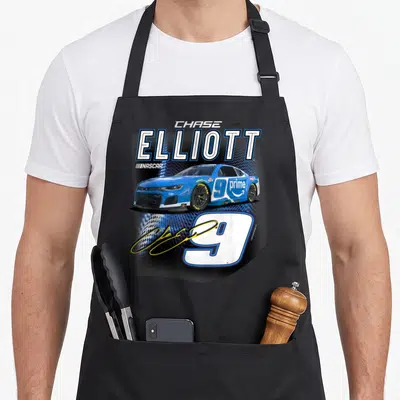 Tablier de cuisine noir avec une Chevrolet Camaro ZL1 bleue, le texte Chase Elliott et un grand chiffre 9 signé en jaune.