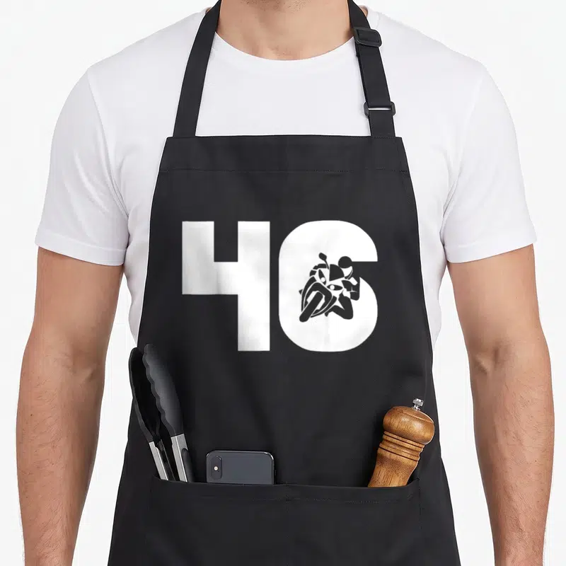 Tablier de cuisine noir avec le chiffre 46 blanc intégrant une silhouette de pilote de moto en course.
