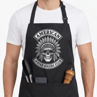 Tablier de cuisine noir avec un crâne en coiffe indienne et le texte American Indian Bikers Club imprimé en blanc.