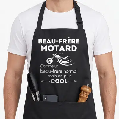Tablier de cuisine noir avec inscription blanche Beau-frère motard et illustration de moto stylisée avec une cape.
