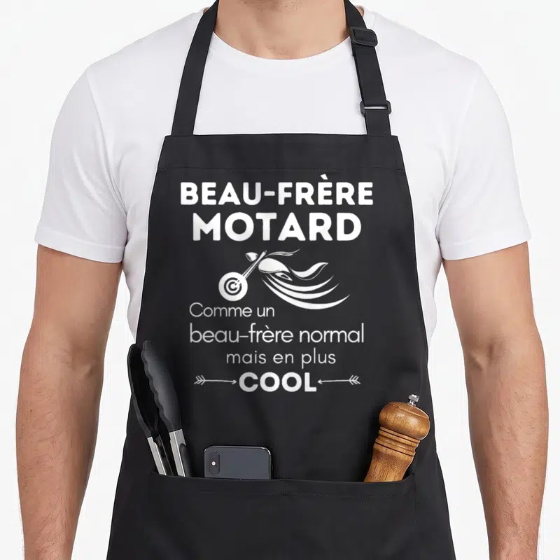 Tablier de cuisine noir avec inscription blanche Beau-frère motard et illustration de moto stylisée avec une cape.