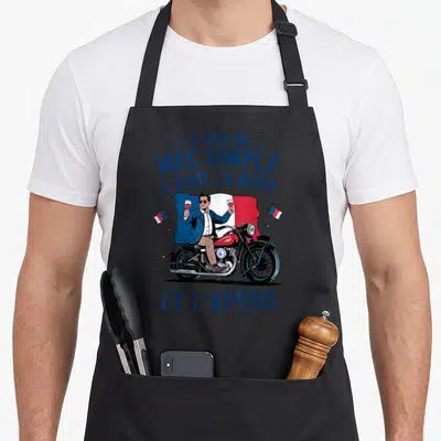 Tablier de cuisine noir avec illustration motard tenant deux verres de vin devant un drapeau français.