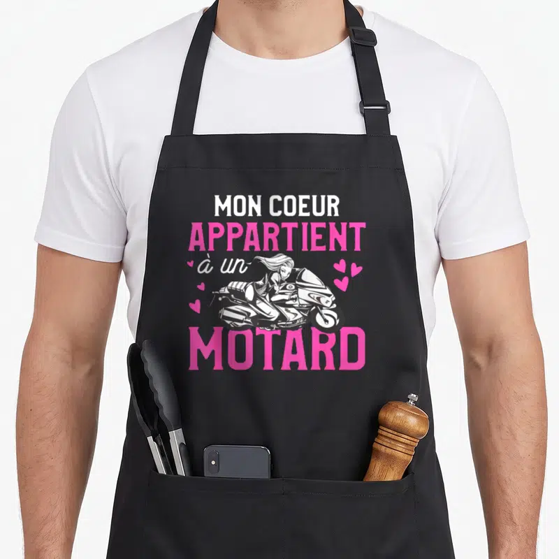 Tablier de cuisine noir avec l'inscription mon coeur appartient à un motard et une illustration de femme sur moto.