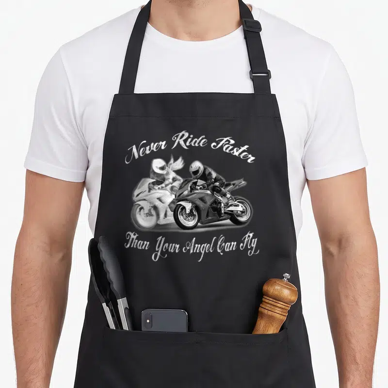 Tablier de cuisine noir avec illustration bichromie de deux motards et texte calligraphié blanc.