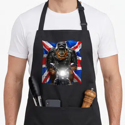 Tablier de cuisine noir avec orang-outan en veste de cuir sur moto face au drapeau Union Jack.
