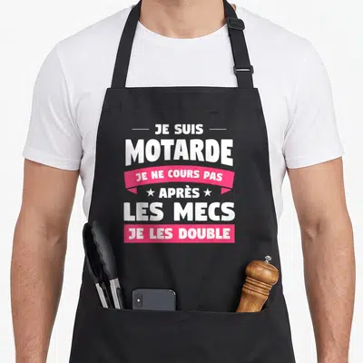 Tablier de cuisine noir avec le texte blanc et rose Je Suis Motarde Je ne cours pas après les mecs je les double
