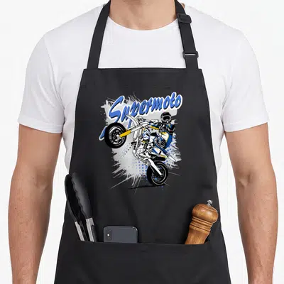 Tablier de cuisine noir avec illustration d'un supermotard en wheelie et le texte Supermoto en lettres bleues stylisées.