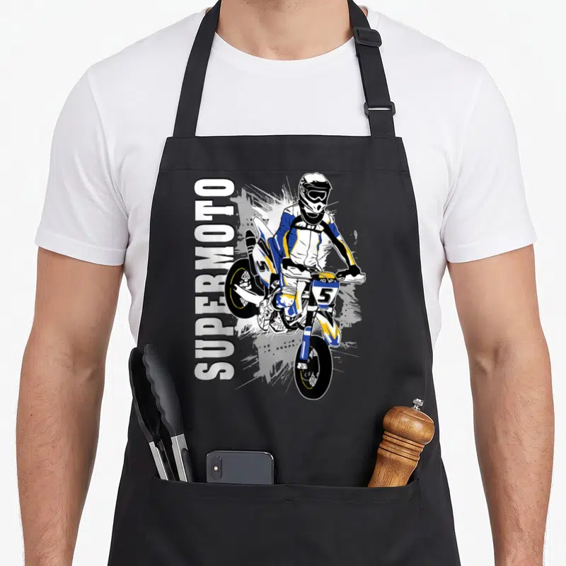 Tablier de cuisine noir avec illustration d'un supermotard sur moto blanche et bleue portant le numéro 5