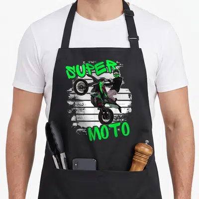 Tablier de cuisine noir avec illustration d'un pilote effectuant un wheelie sur une supermoto verte et le texte SUPER MOTO.
