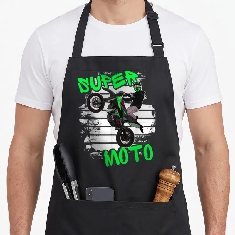 Tablier de cuisine noir avec illustration d'un pilote effectuant un wheelie sur une supermoto verte et le texte SUPER MOTO.
