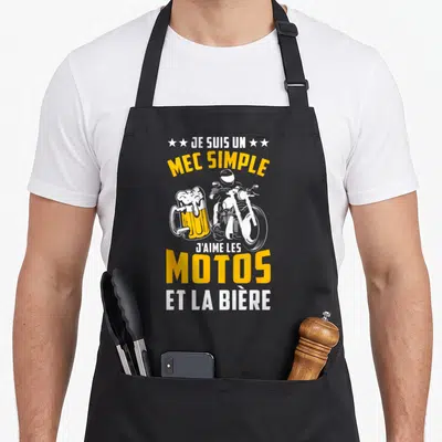 Tablier de cuisine noir avec inscription Je suis un mec simple j'aime les motos et la bière et illustration de motard sur fond blanc.