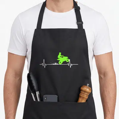 Tablier de cuisine noir avec silhouette verte d'un quad sur une ligne de rythme cardiaque blanche.