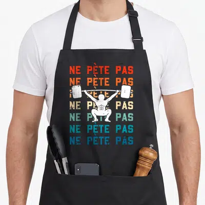 Tablier de cuisine noir avec une silhouette blanche effectuant un squat sous barre et des textes colorés superposés.