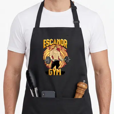 Tablier de cuisine noir avec un athlète musclé tenant une barre de fer devant des flammes dorées.
