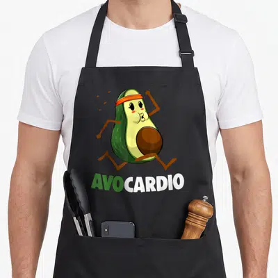 Tablier de cuisine noir avec illustration d'un avocat courant portant un bandeau orange et le texte Avocardio en bas.