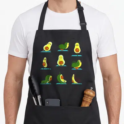 Tablier de cuisine noir avec neuf avocats effectuant des postures de yoga sur tapis bleus.