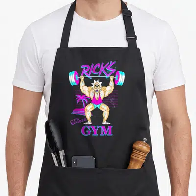 Tablier de cuisine noir avec Rick en train de soulever une barre lourde au Rick's Gym, style rétro 80s.