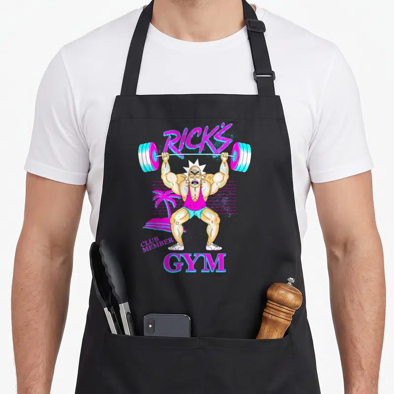 Tablier de cuisine noir avec Rick en train de soulever une barre lourde au Rick's Gym, style rétro 80s.