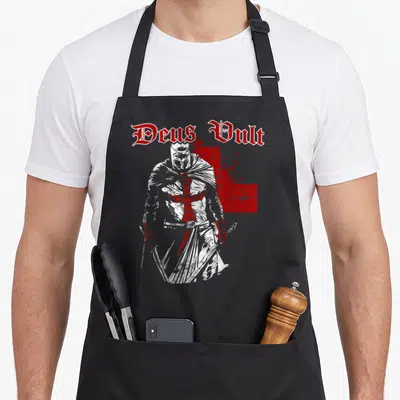 Tablier de cuisine noir avec illustration d'un chevalier templier et l'inscription Deus Vult en typographie gothique rouge.