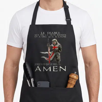 Tablier de cuisine noir avec illustration d'un chevalier templier tenant une épée et un texte humoristique en blanc.