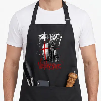Tablier de cuisine noir avec illustration d'un chevalier agenouillé tenant une épée et un bouclier à croix rouge.