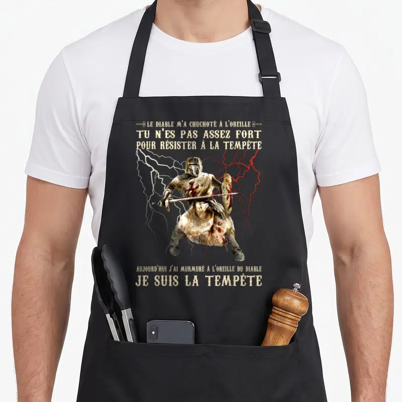 Tablier de cuisine noir avec un chevalier armé sous des éclairs blancs et rouges, entouré de textes inspirés de la mythologie sombre.