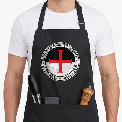 Tablier de cuisine noir avec un emblème circulaire noir blanc et rouge représentant les chevaliers templiers et la croix.