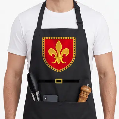 Tablier de cuisine noir avec un écu rouge portant un fleur-de-lis doré et une illustration de ceinture en bas.
