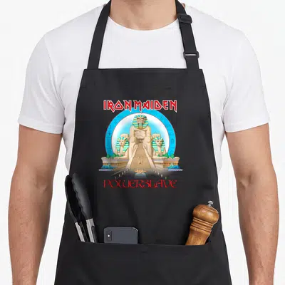Tablier de cuisine noir avec illustration d'un pharaon monumental et le texte Powerslave en rouge.