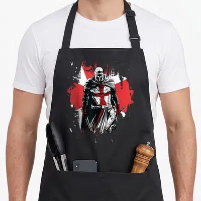 Tablier de cuisine noir avec illustration d'un chevalier templier portant une cape et tenant une épée devant une croix rouge stylisée.