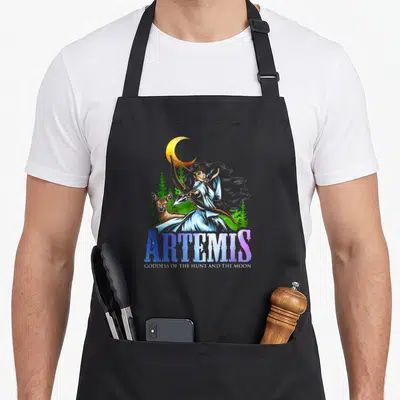 Tablier de cuisine noir avec illustration d'Artemis tenant un arc sous une lune croissante accompagnée d'un cerf et de pins.
