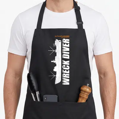 Tablier de cuisine noir avec silhouette blanche du SS Thistlegorm et texte Wreck Diver vertical.