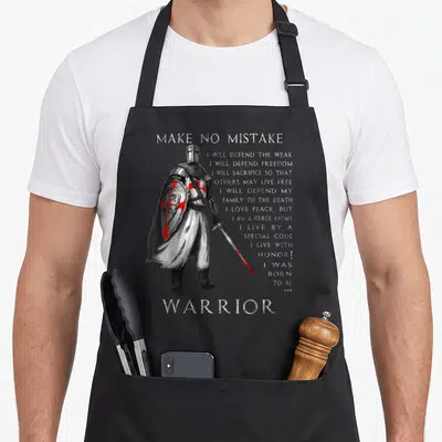 Tablier de cuisine noir avec un chevalier templier en armure et le texte Ne vous y trompez pas Warrior imprimé en blanc et rouge.