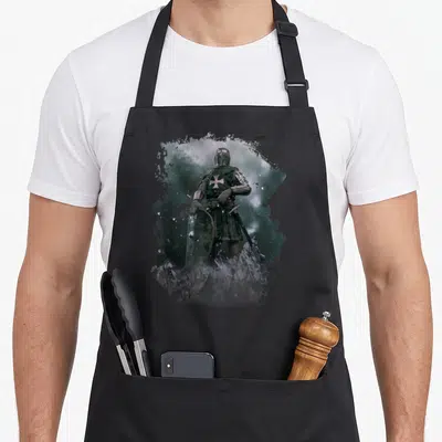 Tablier de cuisine noir avec illustration d'un chevalier templier de dos portant une croix blanche et tenant un bouclier.