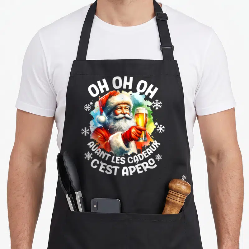 Tablier de cuisine noir avec Père Noël tenant une bière et le texte Oh oh oh avant les cadeaux c'est apéro.