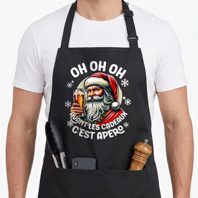 Tablier de cuisine noir avec Père Noël tenant une bière et le texte Oh oh oh avant les cadeaux c'est apéro.