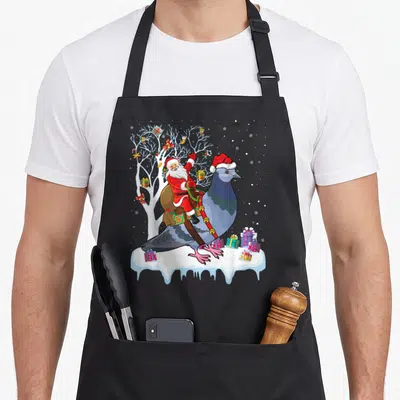 Tablier de cuisine noir avec illustration d'un Père Noël sur un pigeon dans la neige entouré de cadeaux.