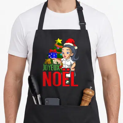 Tablier de cuisine noir avec infirmière au bonnet de Santa Claus tenant un cadeau bleu devant un sapin de Noël.