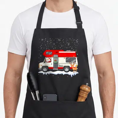Tablier de cuisine noir avec illustration d'un camping-car rouge, du Père Noël au volant et d'un renard debout sur la neige.