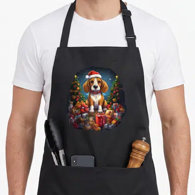 Tablier de cuisine noir avec illustration d'un beagle en bonnet de Père Noël entouré de cadeaux et d'arbres de Noël.