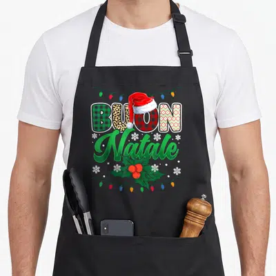 Tablier de cuisine noir avec Buon Natale décor graphique joyeux, bonnet de Père Noël et guirlande lumineuse.