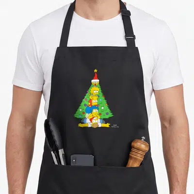 Tablier de cuisine noir avec les Simpson formant un arbre de Noël festif sur fond gris uni.