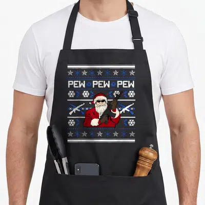 Tablier de cuisine noir avec illustration d'un Père Noël armé et du texte PEW PEW PEW sur fond de motifs de Noël.
