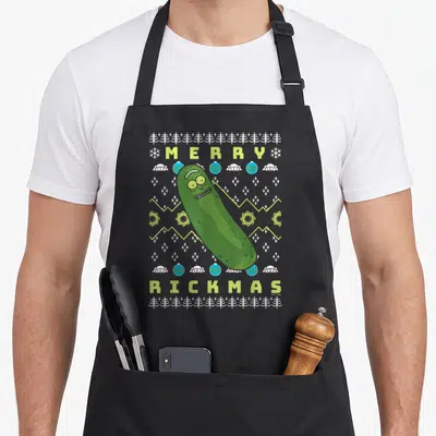 Tablier de cuisine noir avec Pickle Rick et texte Merry Rickmas sur fond de motifs de Noël géométriques.