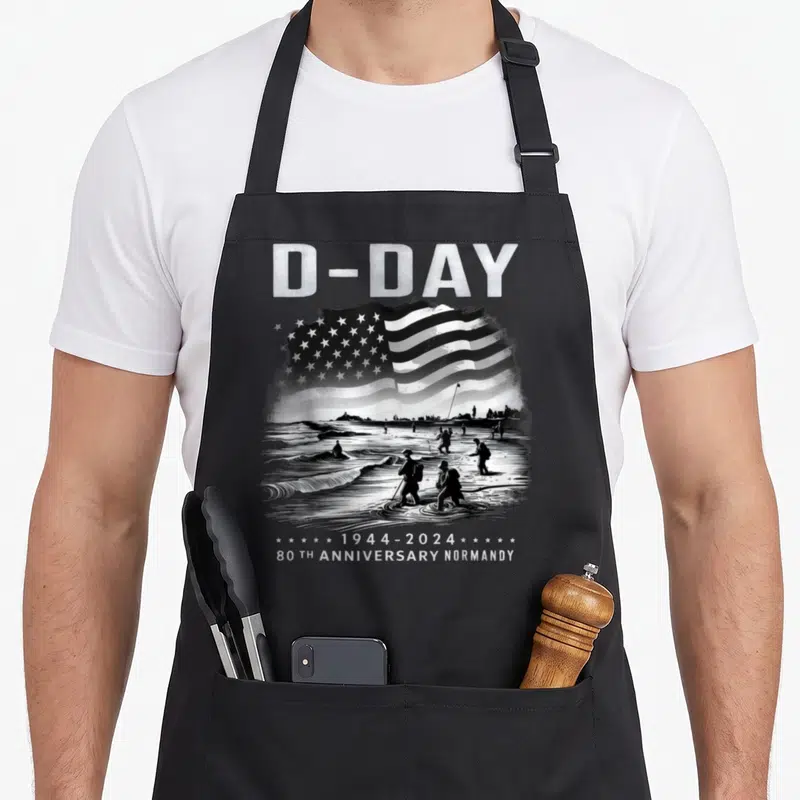 Tablier de cuisine noir avec illustration gravure soldats D-Day drapeau américain et texte 1944-2024 80th anniversary normandy