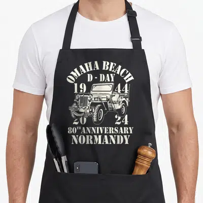 Tablier de cuisine noir avec illustration vintage d'une Jeep Willys et texte Omaha Beach D-Day 1944 2024 Normandie.